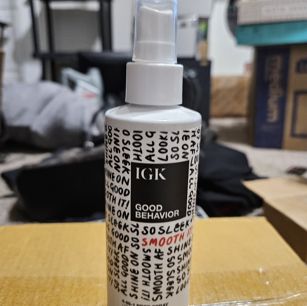 IGK Good Behavior Smoothing Spray